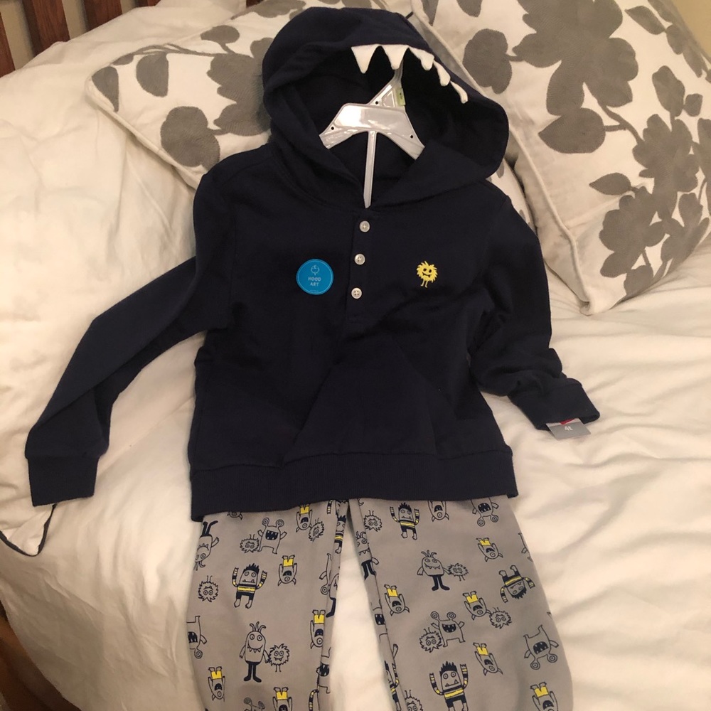 Carter’s boys 4T NWT 2 piece outfit